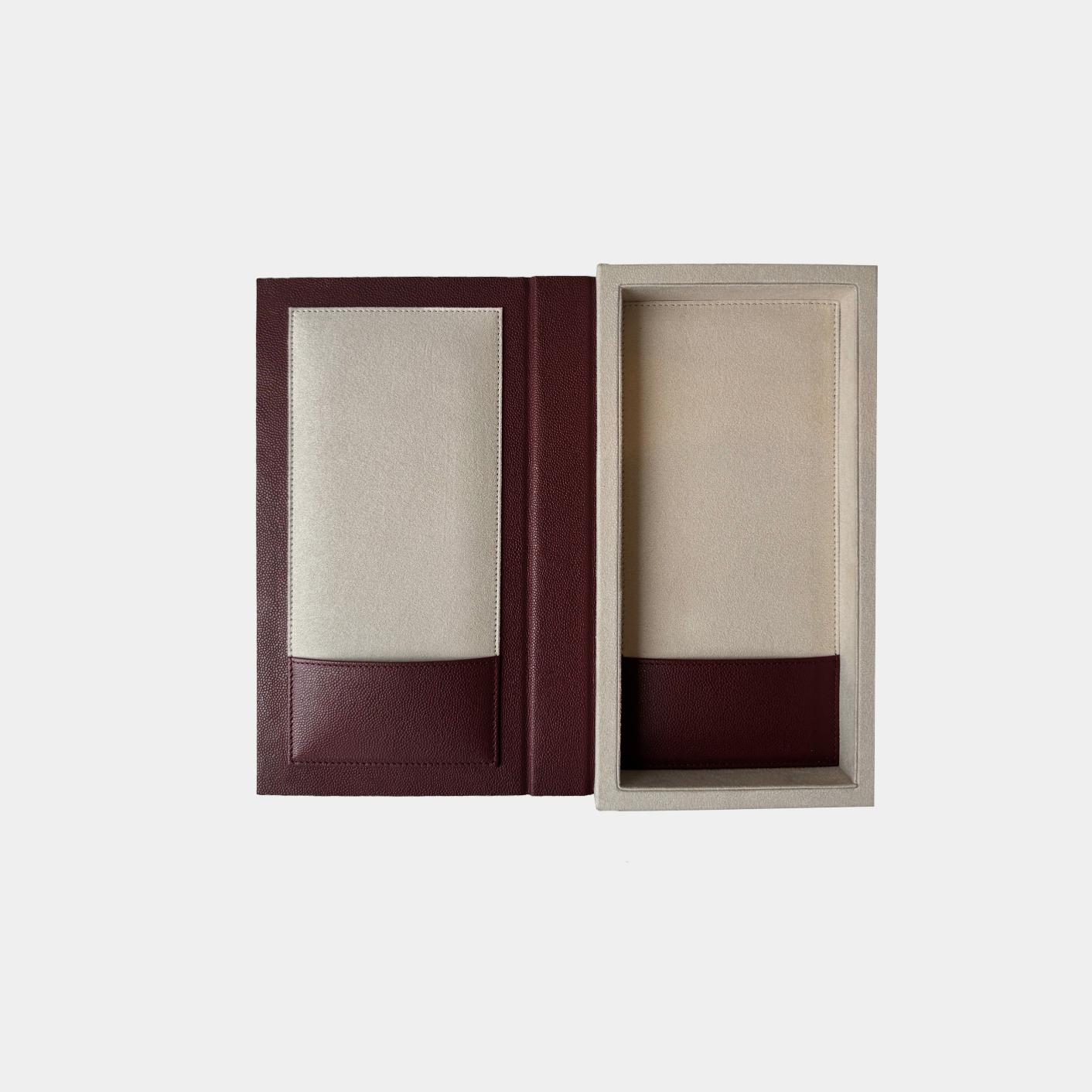 Bill presentation box made of leather with two-tone leather and slip pockets