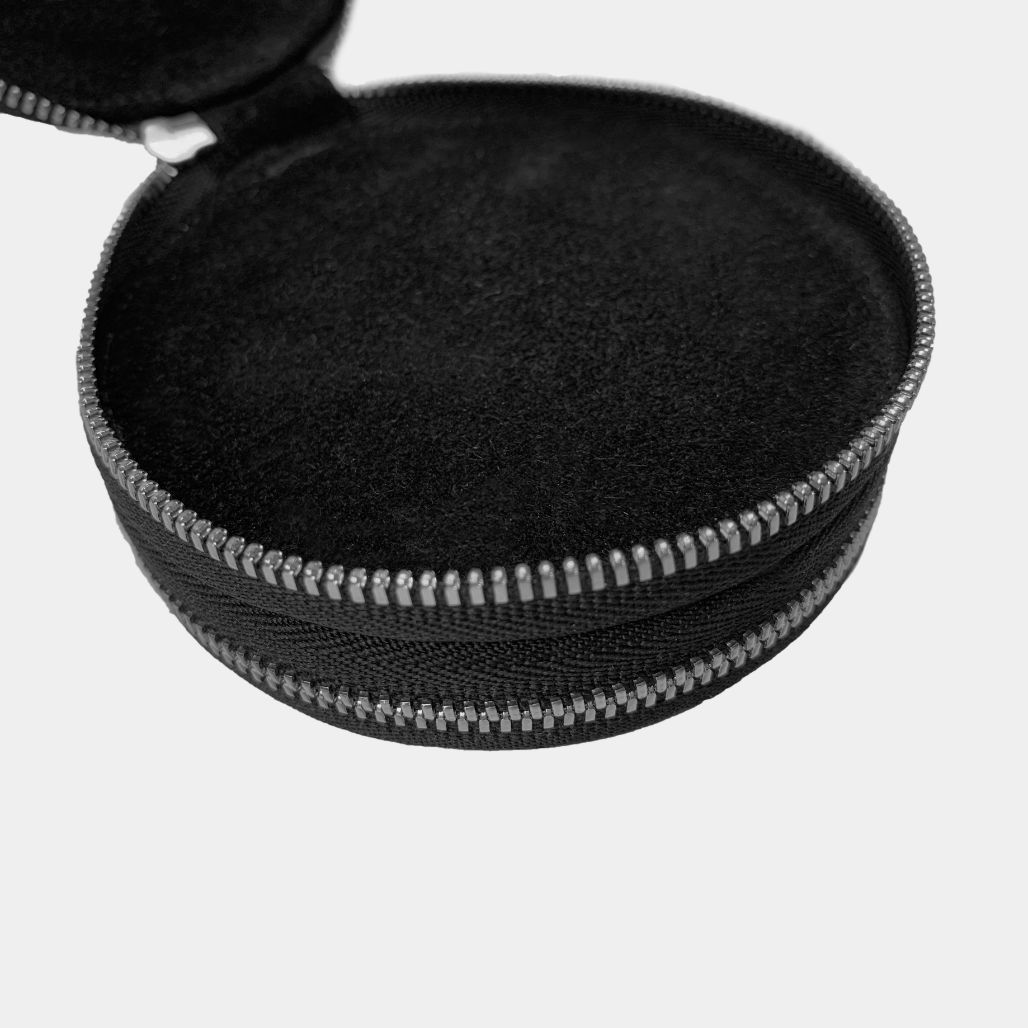 Double zip leather round case for storing jewellery, cables and delicate items. Brand your company logo onto this practical travel case.